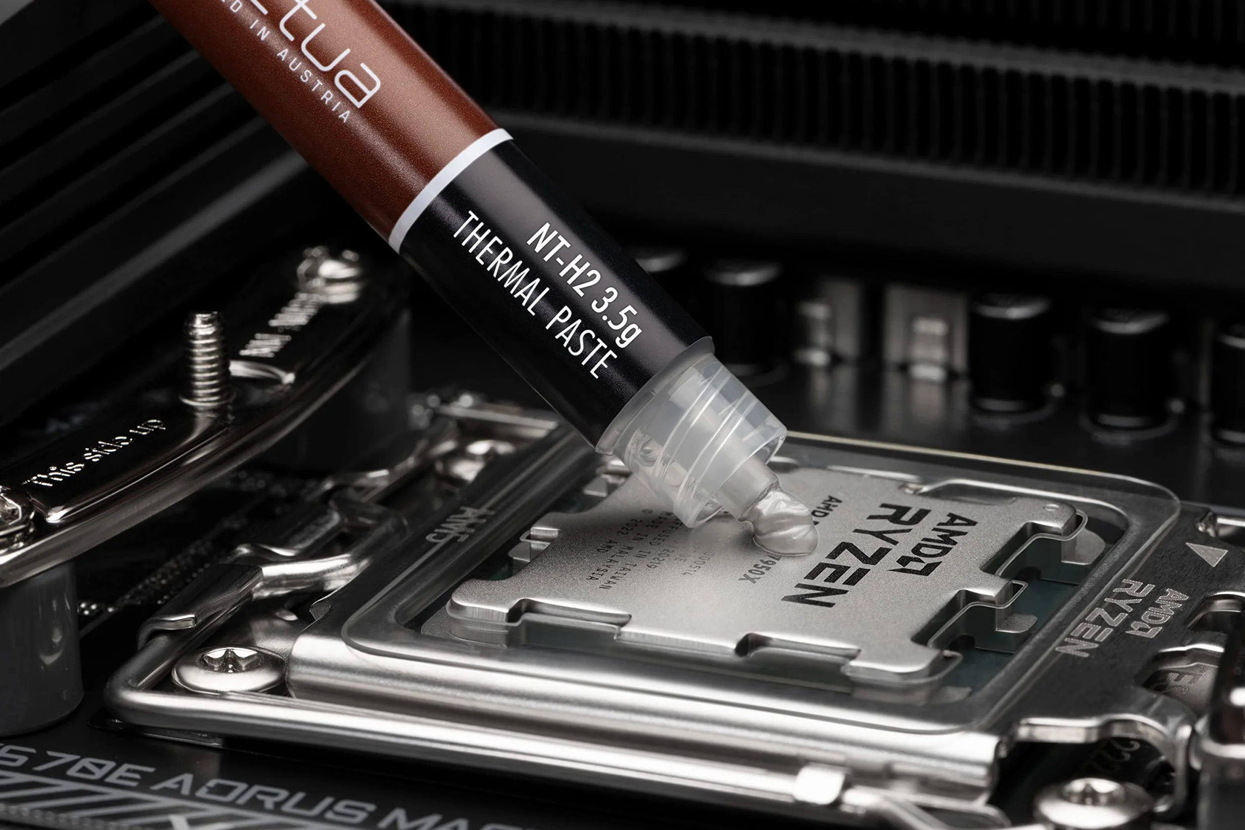 Noctua NT-H2 3.5g AM5 Edition, Profesjonalnej Klasy Pasta Termoprzewodząca z Osłoną Thermal Paste Guard dla Procesorów AMD AM5 i 3 Ściereczkami Czyszczącymi (3,5 g)